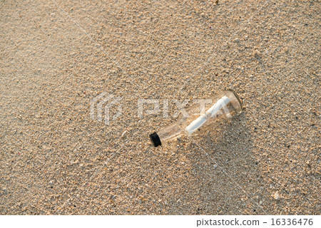 放置在海灘上的漂流瓶 放置在海灘上的漂流瓶 16336476