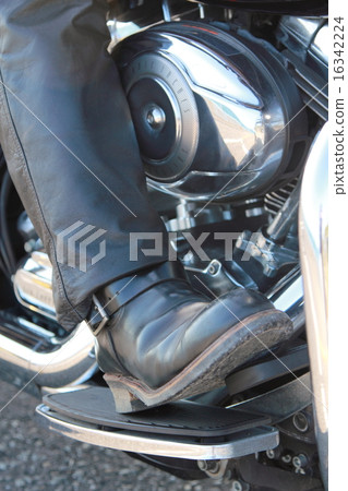 Body parts Male 1 person (foot motorcycle touring motorcycle traffic license single car operation) Body parts Male 1 person (foot motorcycle touring motorcycle traffic license single car operation) 16342224