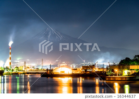 富士山和港口夜視圖 16344637