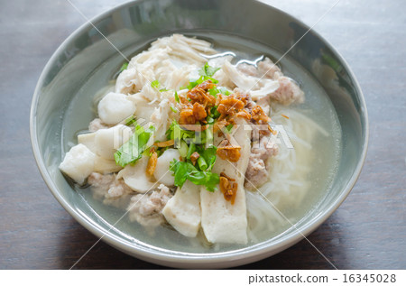 Vietnamese pho noodle soup 16345028