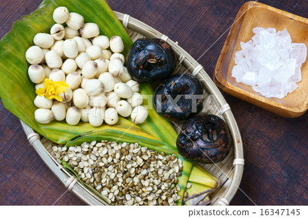 Vietnamese food, sweet lotus seed gruel 16347145