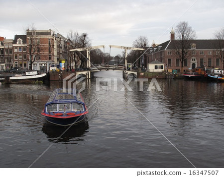 Pleasure boat 16347507