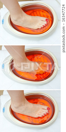 woman foot in paraffin bath 16347724