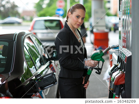 woman in gas station 16348209