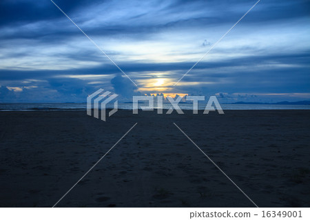 beautiful sunrise on tropical sea 16349001