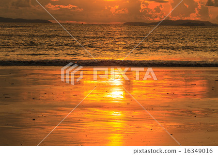 beautiful sunrise on tropical sea 16349016