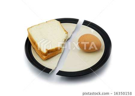 Sandwich bread and egg on a broken plate. 16350158