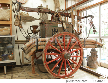 Human-powered fire-fighting pump antique goods Human-powered fire-fighting pump antique goods 16350648