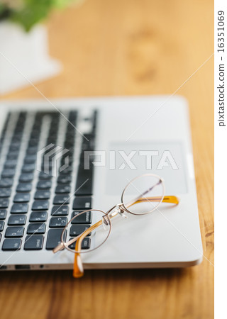 個人電腦和眼鏡 個人電腦和眼鏡 16351069
