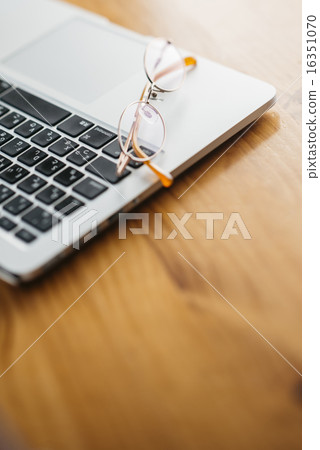 個人電腦和眼鏡 個人電腦和眼鏡 16351070