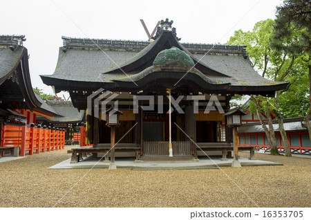 住下大社，下雨了 16353705