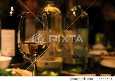 派對(晚餐)和酒杯的圖片 派對(晚餐)和酒杯的圖片 16354373