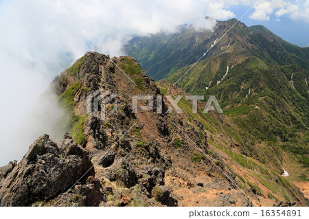 從Yatsugatake·Akadake峰到山的山脊線。 從Yatsugatake·Akadake峰到山的山脊線。 16354891