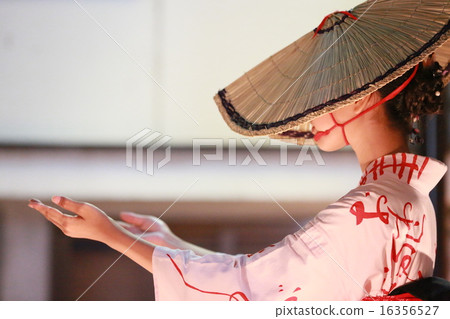 一個孩子在Owaran風格的地下室舞台上跳舞 16356527