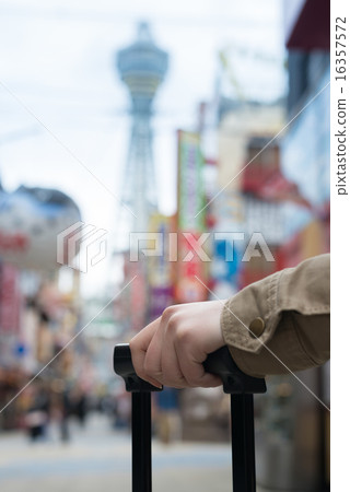 一位遊客在大阪新世界觀光 16357572