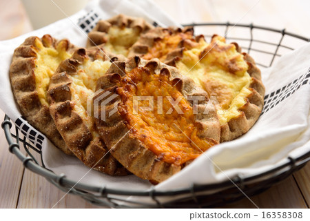 Karelian pasty 16358308