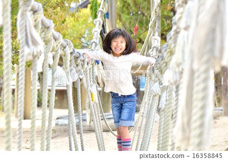 女孩在玩公園遊樂設備 16358845