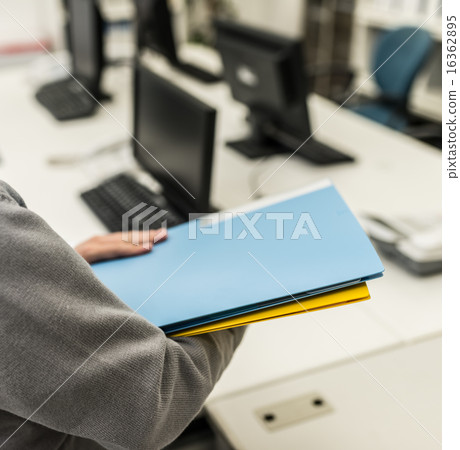 在辦公室工作的婦女 在辦公室工作的婦女 16362895