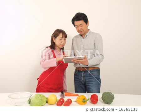 Senior couple looking up recipes on tablet 16365133