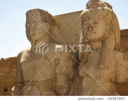 King Tutankhamen and Queen Anke Senamen 16365907