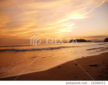 The golden sky and the sea The golden sky and the sea 16366415