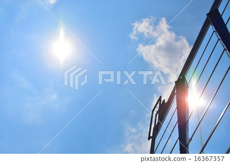 夏日的陽光反射在建築物的窗戶上，令人眼花撩亂 16367357