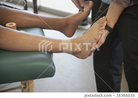 拍腳踝的男人的形象 拍腳踝的男人的形象 16368838