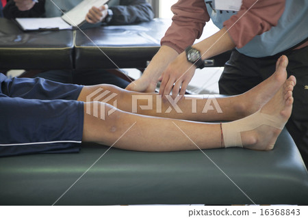Image of men who are taping ankle 16368843