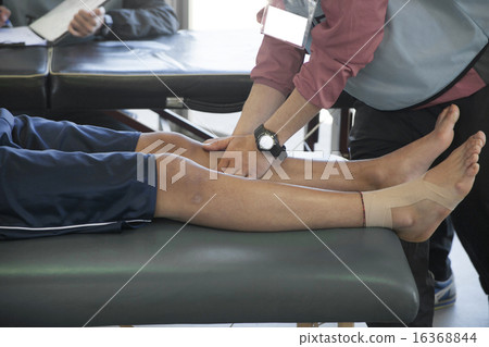 拍腳踝的男人的形象 16368844