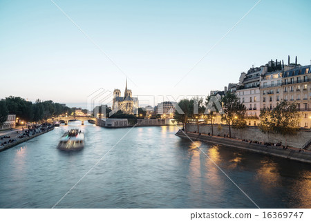 Notre Dame de Paris, France 16369747