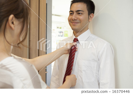 A salaryman who tightly holds a tie 16370446