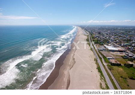 美麗的海岸線的鳥瞰圖從100米高度的 16371804