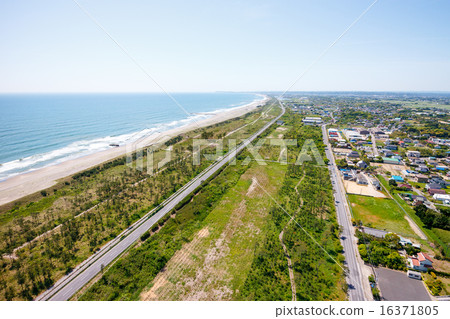 運行平行於從海拔100 m的長的海岸線的Kujukuri路鳥瞰圖 16371805