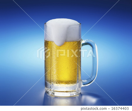 Draft beer that entered beer mug Draft beer that entered beer mug 16374403