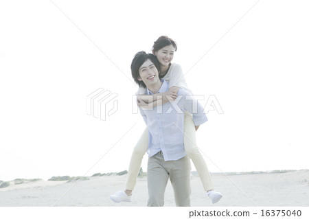 年輕夫婦 16375040