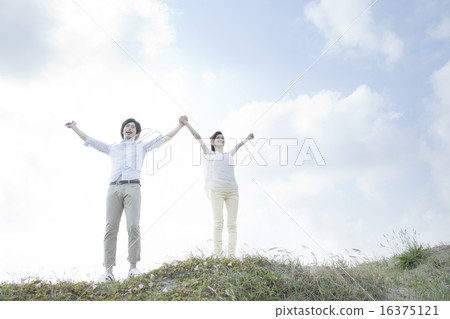 一對夫婦伸出雙手 16375121