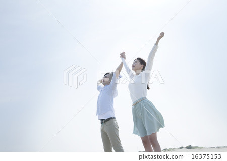 一對夫婦伸出雙手 16375153