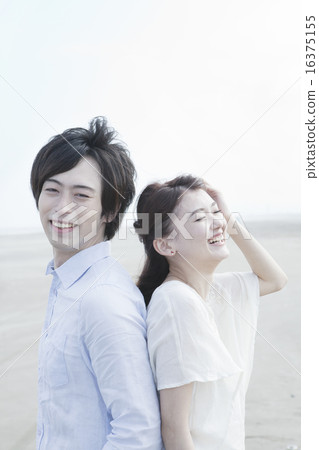 背靠背的夫婦 16375155