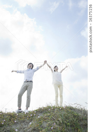 一對夫婦伸出雙手 16375156