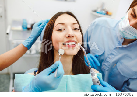 Inspection teeth the girl 16376392