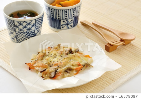 Japanese style rice cake pizza of beef syrup, carrot and shiitake mushrooms 16379087