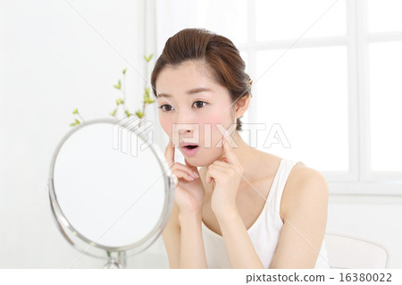 做小面孔鍛煉的女孩 16380022