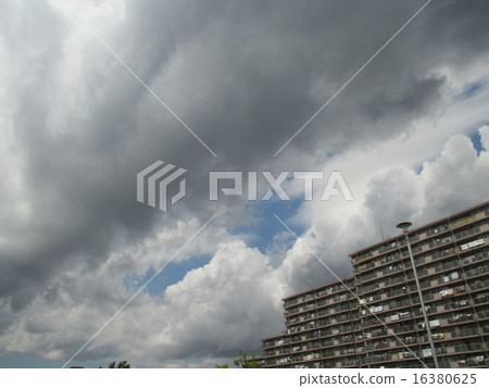 一層厚厚的雲層攻擊建築物 一層厚厚的雲層攻擊建築物 16380625