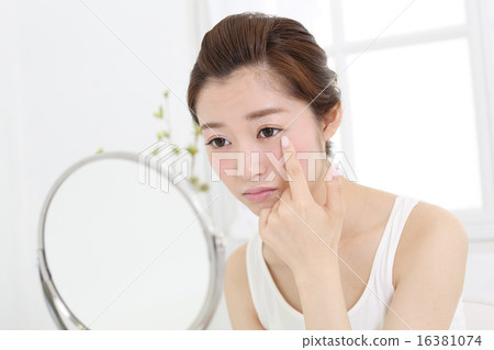 一個眼睛擁擠的女孩 一個眼睛擁擠的女孩 16381074