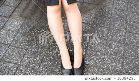一個穿著緊身裙的女人 16384253