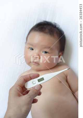 母親的手測量嬰兒的發燒 母親的手測量嬰兒的發燒 16384453