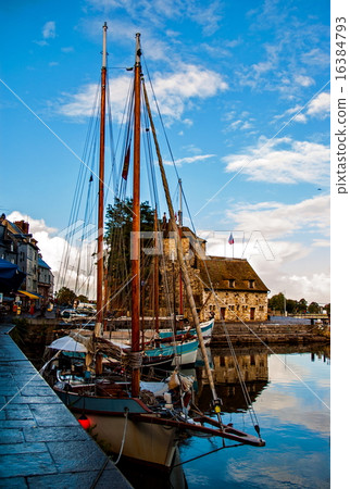 Fishing port of Honfleur.  16384793