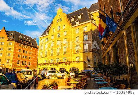 Grand Place and buildings on in Brussels 16384992