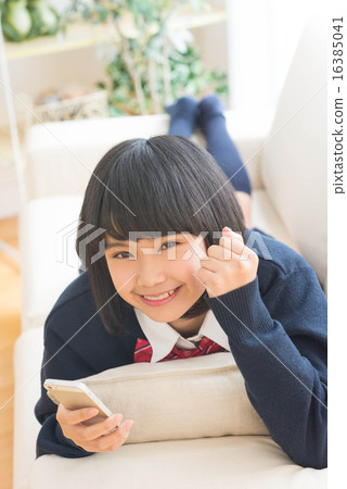 Junior high school students who have guts pose with a smartphone 16385041