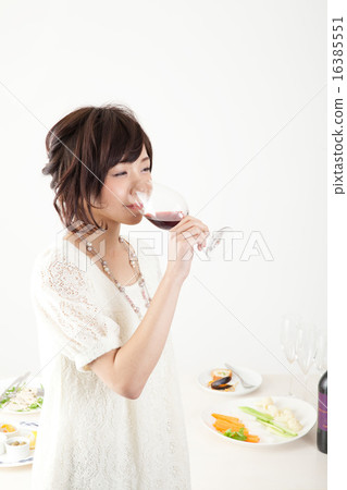 Women in the party venue 16385551